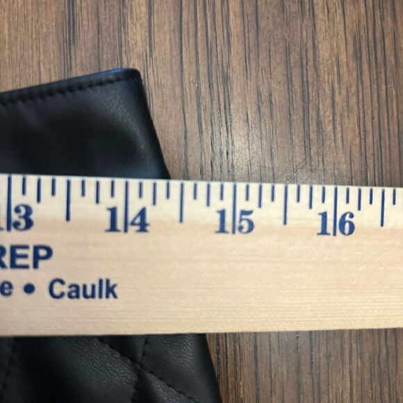 Women’s Entro Quilted front slit snap mini skirt. Size Medium. Faux Leather. - Picture 6 of 7